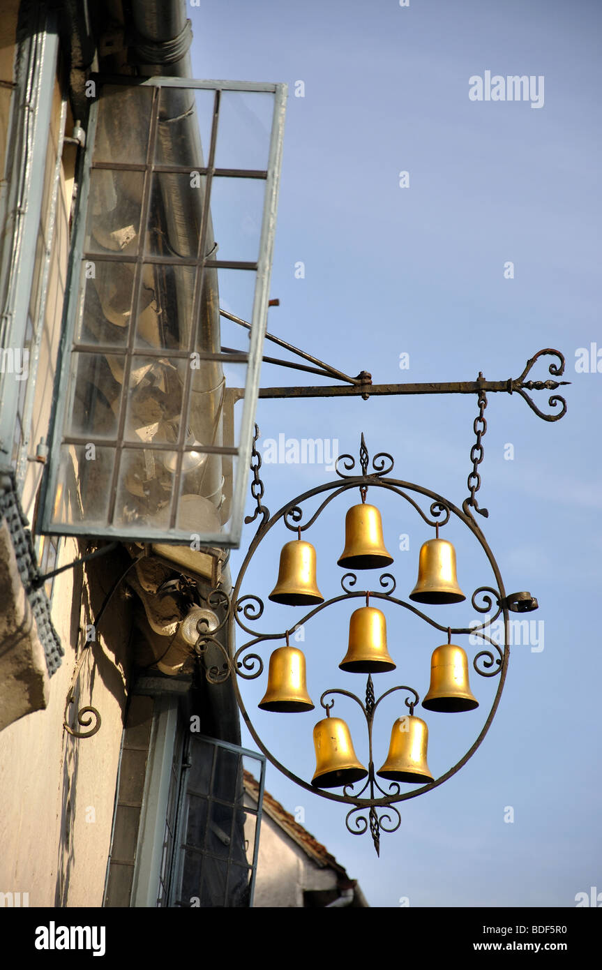 Le otto campane Pub segno, Bridge Street, Saffron Walden, Essex, Inghilterra, Regno Unito Foto Stock