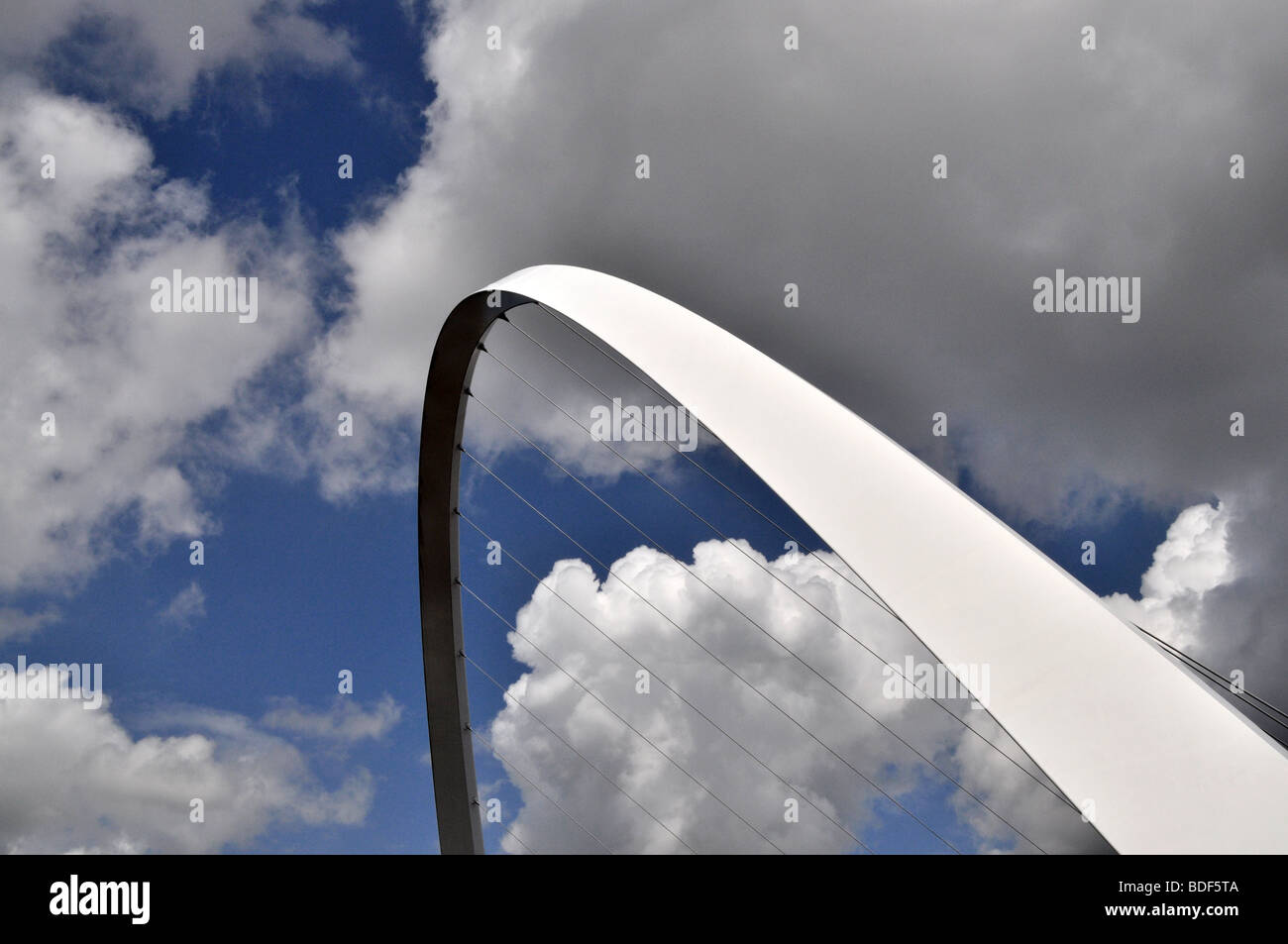Millennium bridge gateshead lampeggiante occhio baltic square Newcastle upon Tyne, Quayside Foto Stock