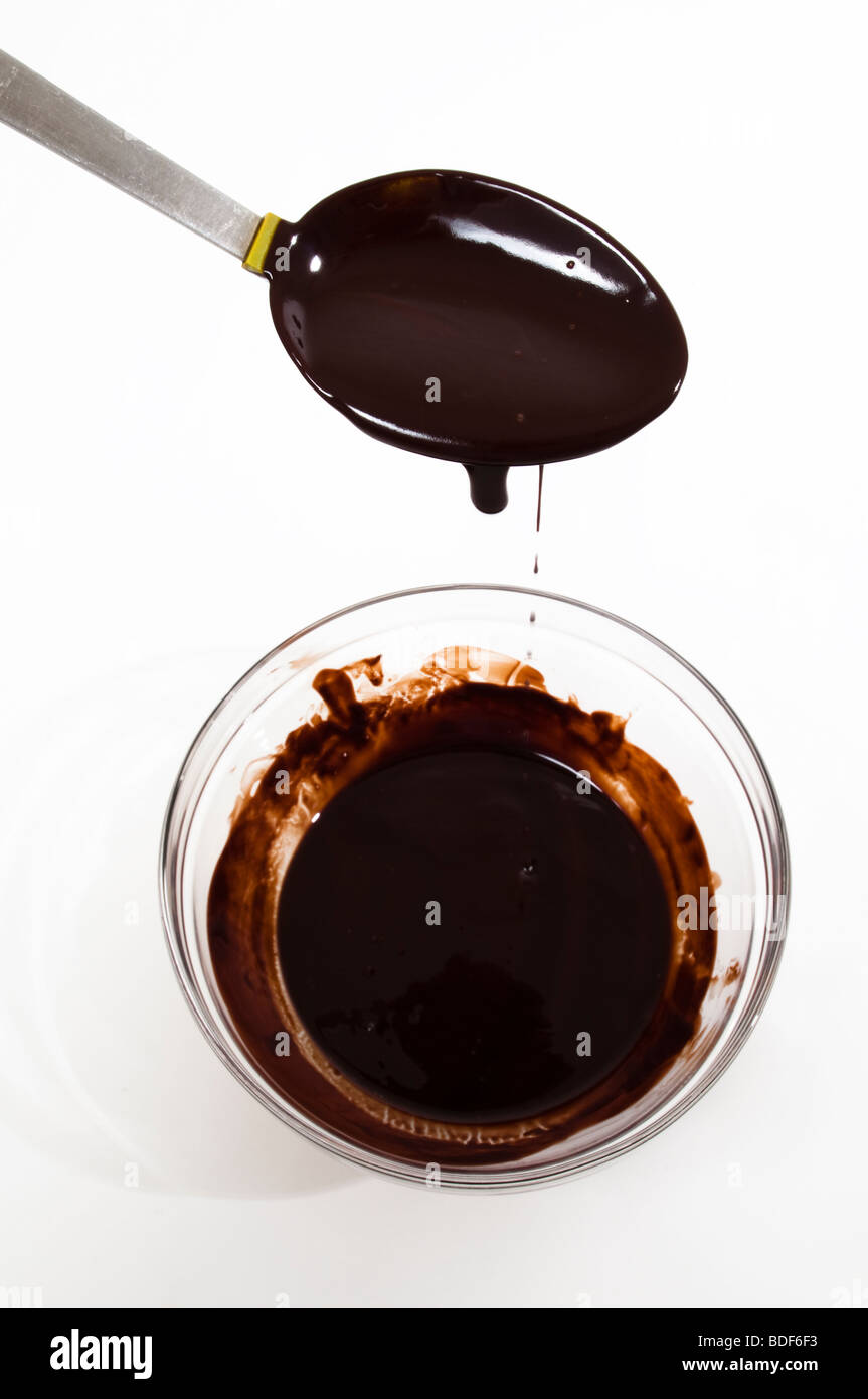 Ciotola di cioccolato fuso e cucchiaio Foto Stock