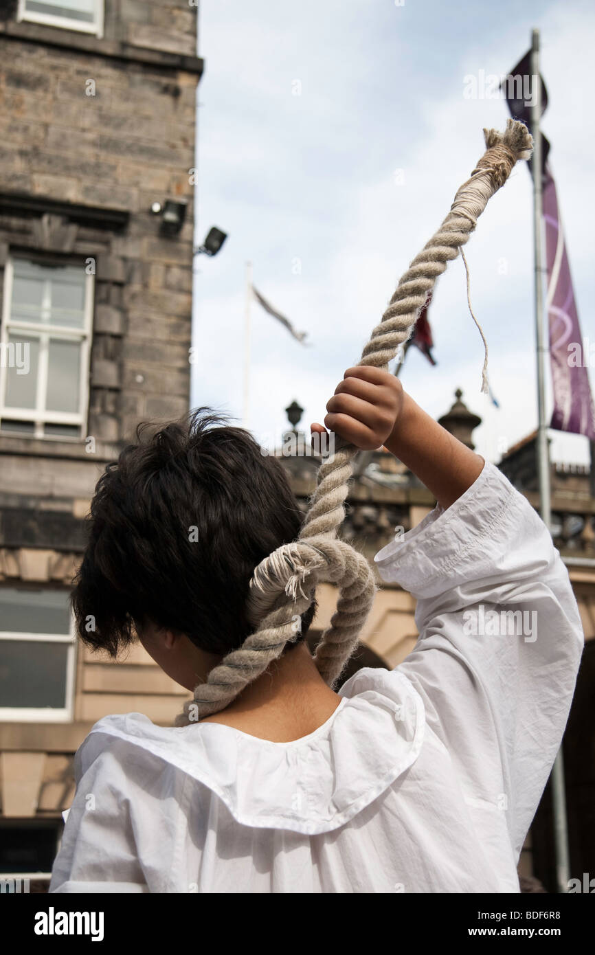 Un esecutore di strada detiene una corda a cappio attorno al collo in Edinburgh Royal Mile come parte del Fringe Festival 2009 Foto Stock