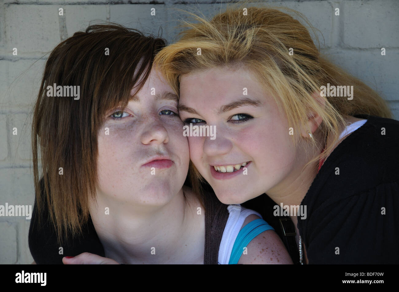 Le ragazze adolescenti che pongono alla fermata a gancio, Hampshire, Inghilterra, Regno Unito Foto Stock