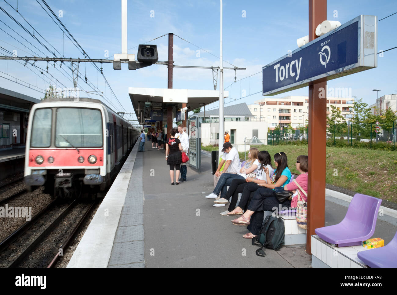 I passeggeri in attesa del loro treno, RATP, Torcy, Parigi, Francia Foto Stock