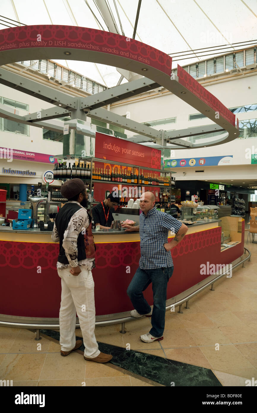 Conversazione tra due uomini in un bar, Eurotunnel partenze, Inghilterra Foto Stock