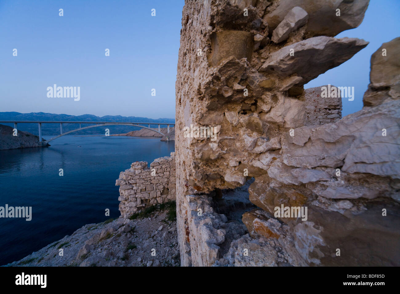 Resti di fortificazioni medioevali nei pressi di Ponte di Pag, isola di Pag in Croazia Foto Stock