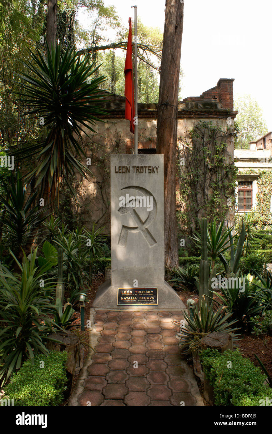 Leon Trotsky la tomba nel giardino di Leon Trotsky il tubo flessibile Museum di Coyoacan, Città del Messico Foto Stock