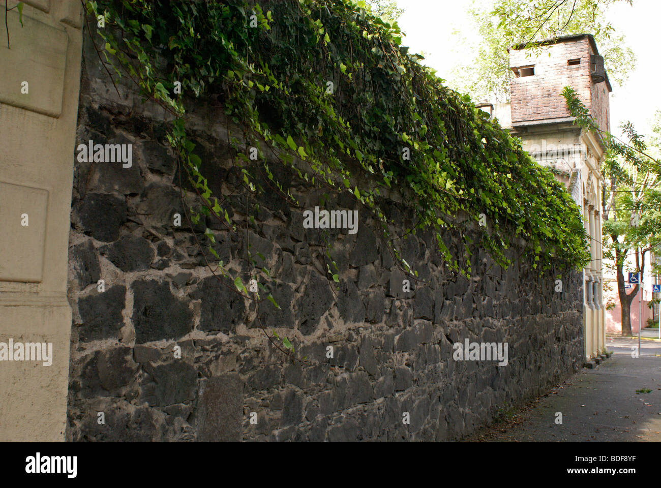 Mura fortificate che circondano il Museo Casa de Leon Trotsky o di Leon Trotsky House Museum di Coyoacan, Città del Messico Foto Stock