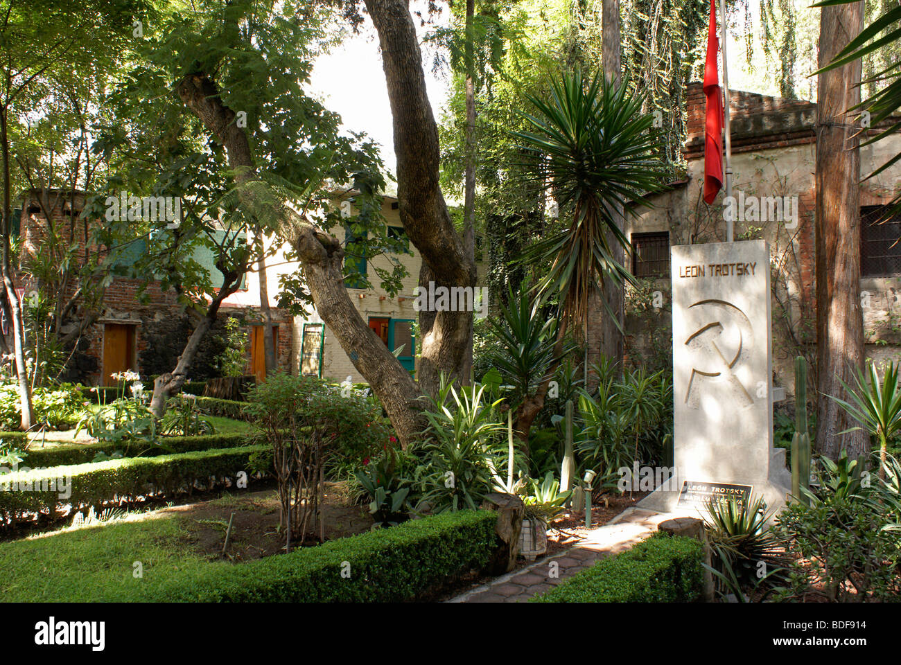 La tomba di Leon Trotsky e Natalia Sedova nel giardino del Museo Casa de Leon Trotsky o di Leon Trotsky House Museum di Coyo Foto Stock