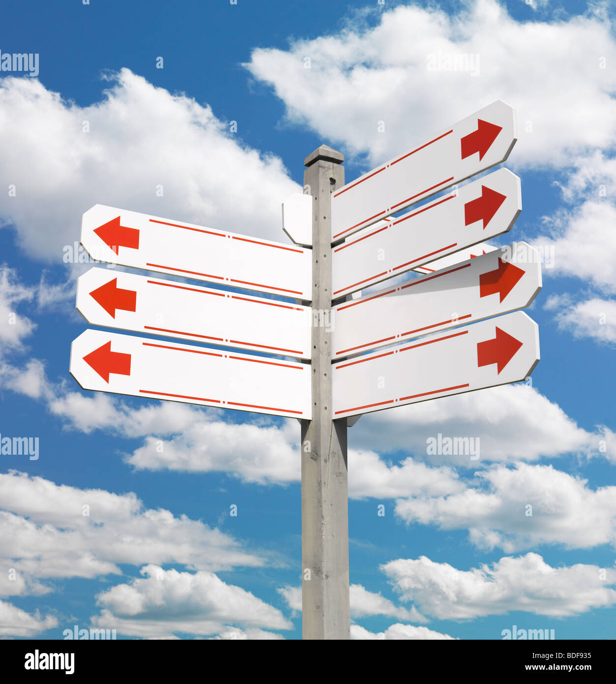 Direzione signpost oltre il cielo blu Foto Stock