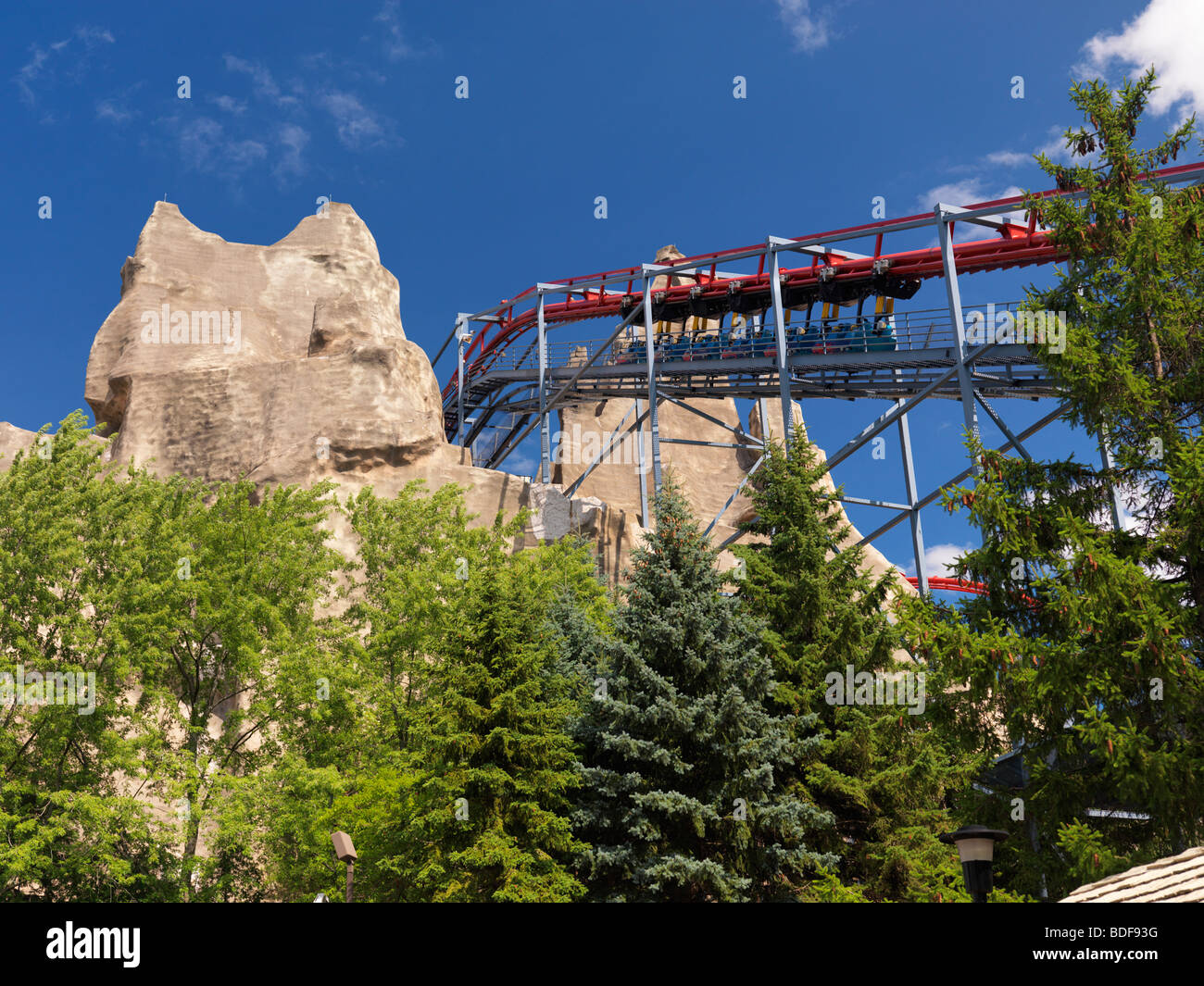 Persone su vortex sospeso roller coaster al Canada's Wonderland Amusement Park. Foto Stock