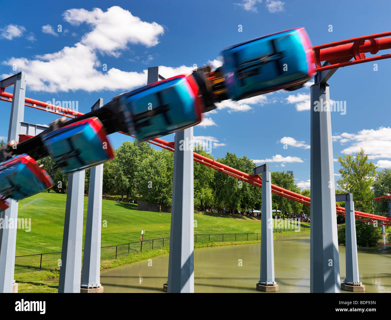 Vortex sospeso roller coaster al Canada's Wonderland Amusement Park. Foto Stock