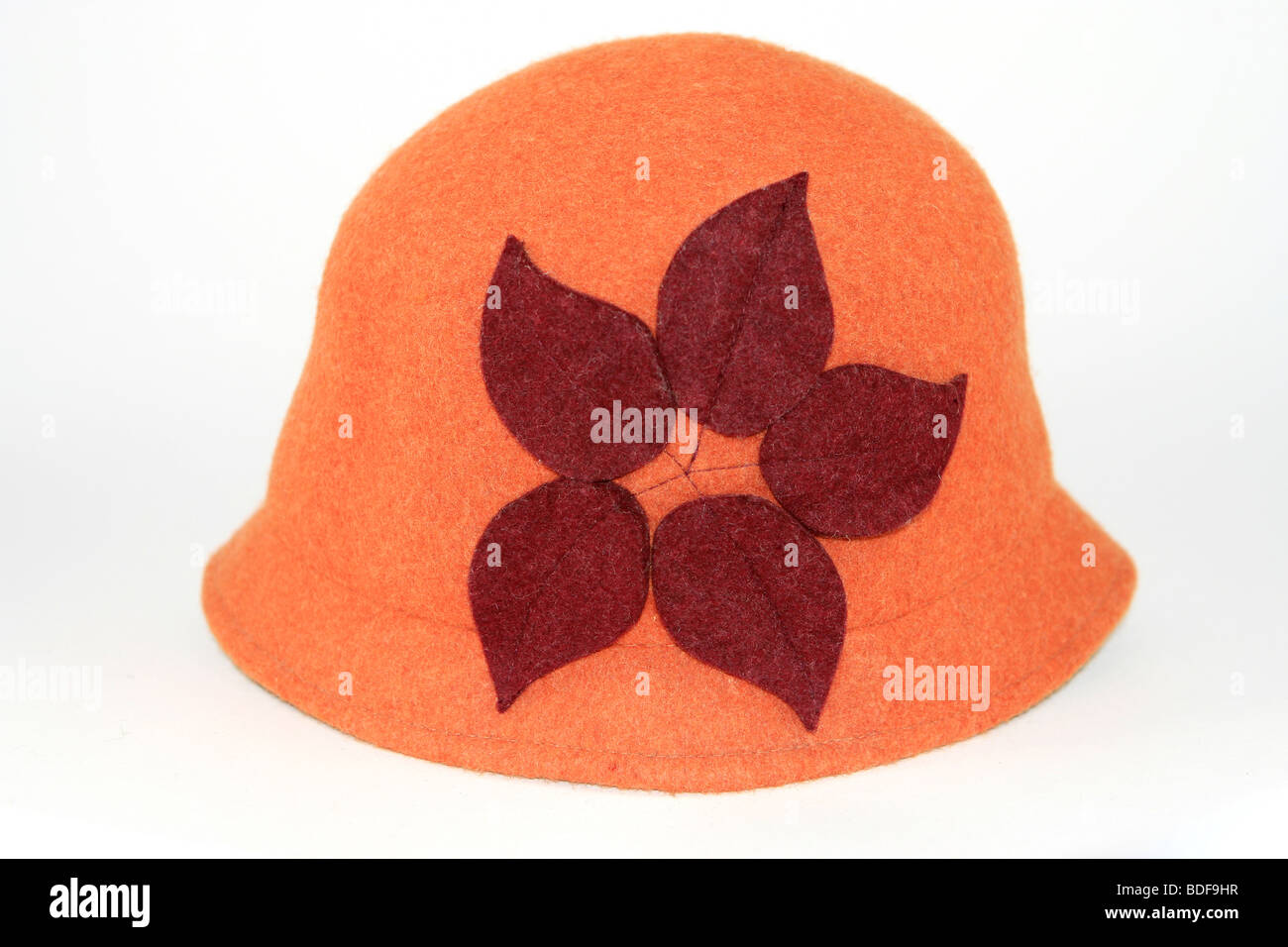 In stile vintage designer orange cloche enca hat Foto Stock