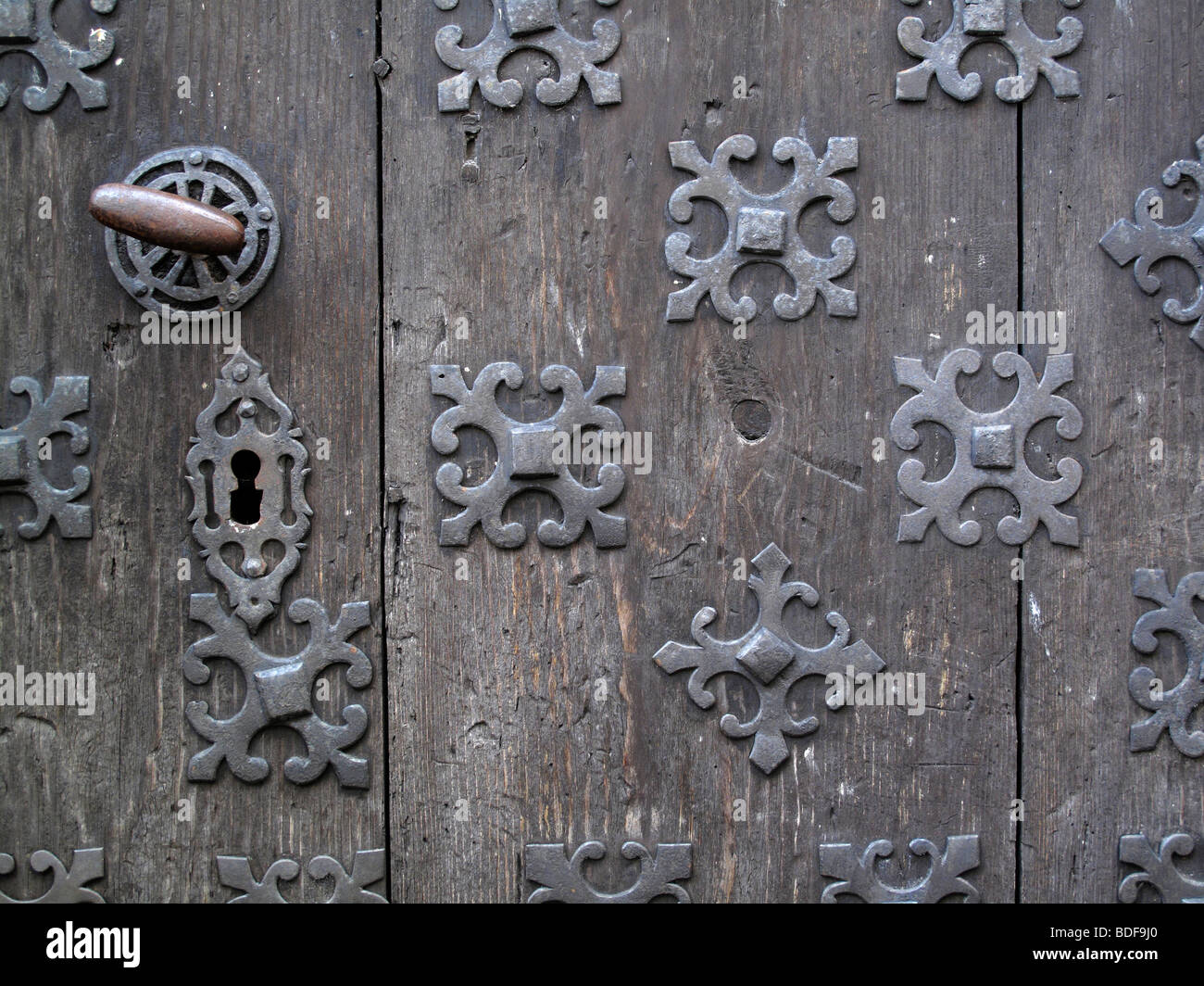Una porta decorata in Roncal nel nord della Spagna Foto Stock