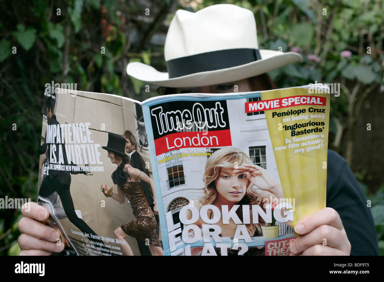 La lettura rivista Time Out London Foto Stock