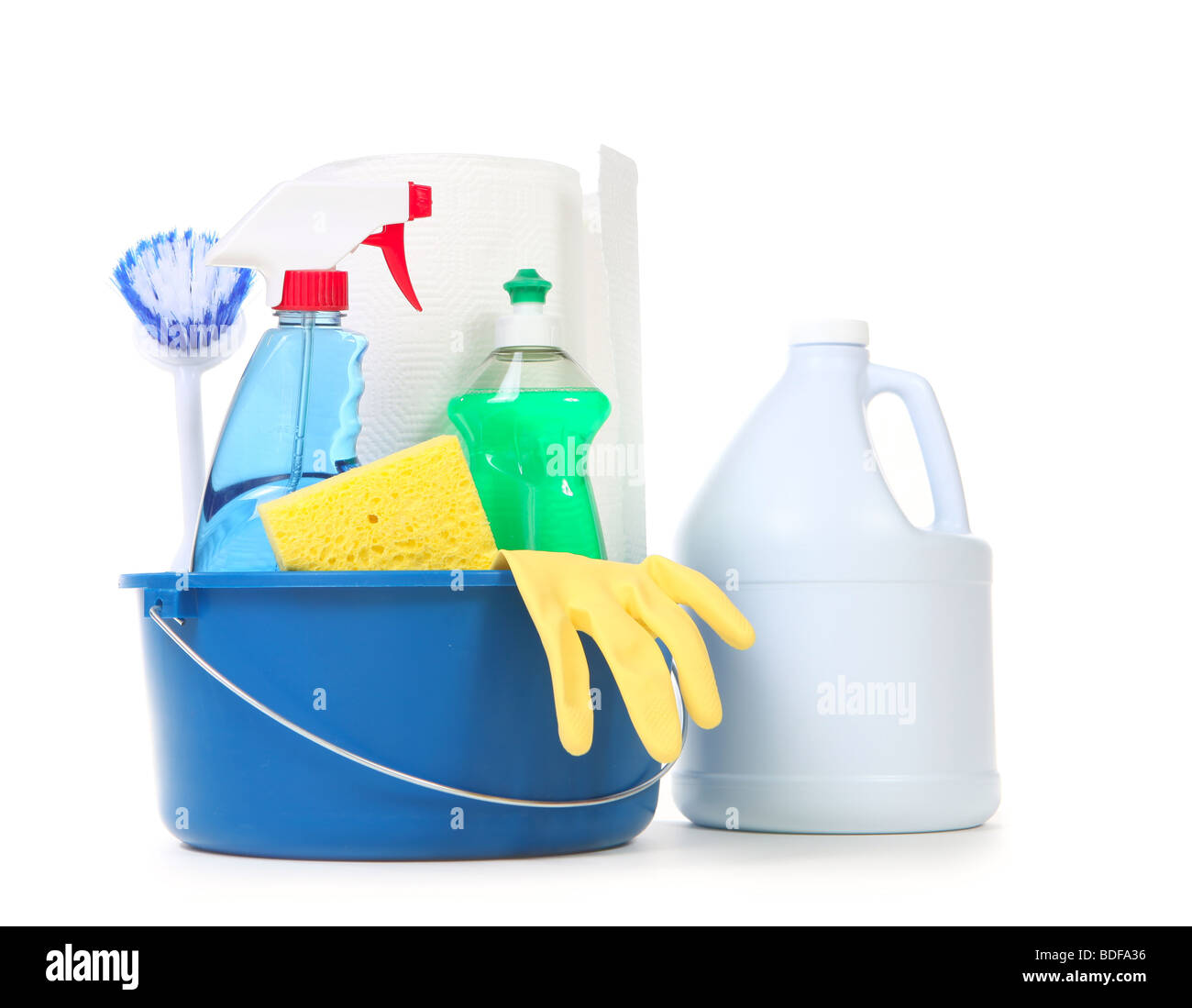 Prodotti di pulizia per uso quotidiano in casa su sfondo bianco Foto Stock