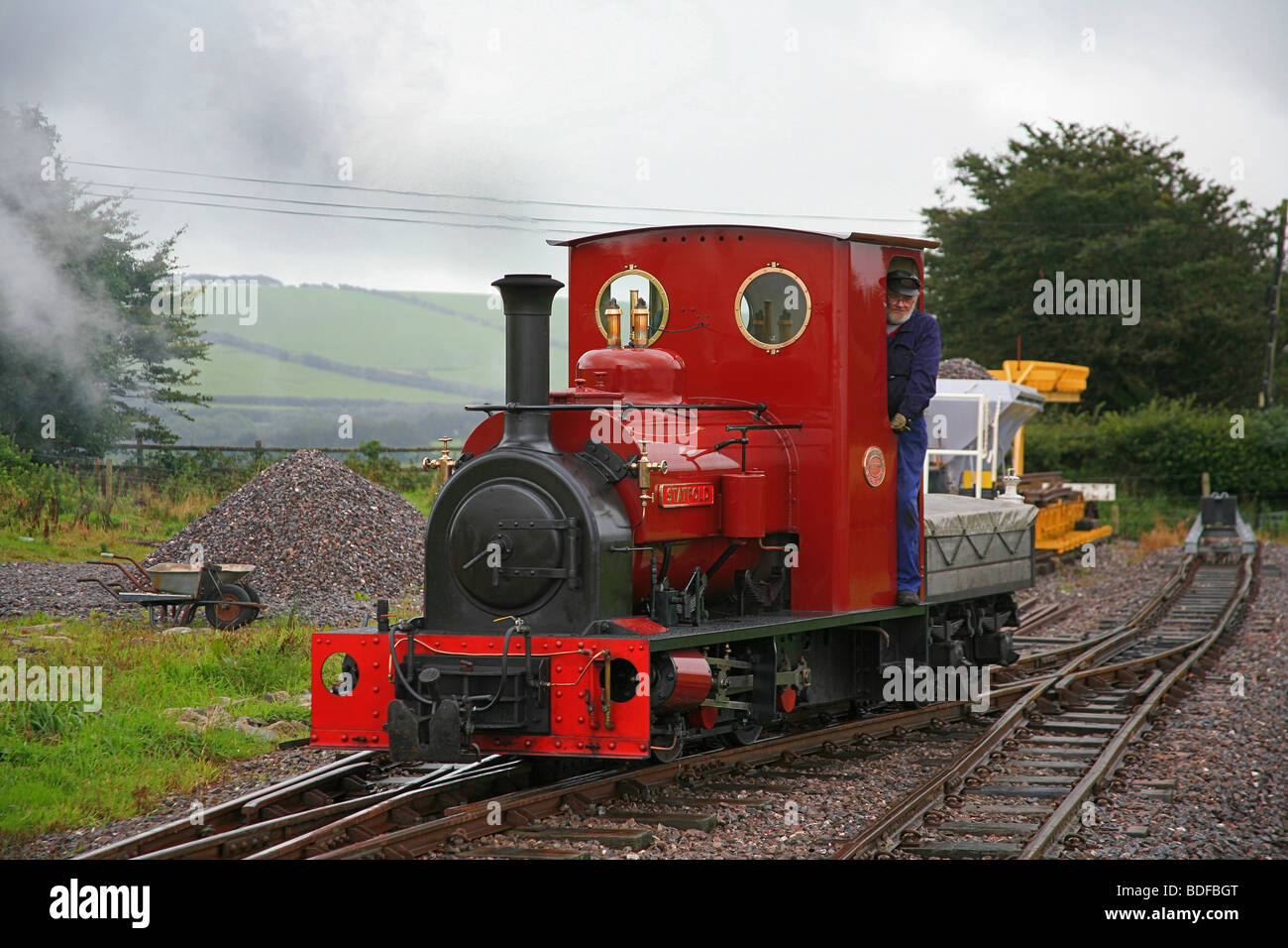 Il motore gira intorno al suo treno in Killington Lane stazione sul Lynton & Barnstaple Railway, Devon, Inghilterra, Regno Unito Foto Stock Il motore gira intorno al suo treno in Killington Lane stazione sul Lynton & Barnstaple Railway, Devon, Inghilterra, Regno Unito Foto Stock