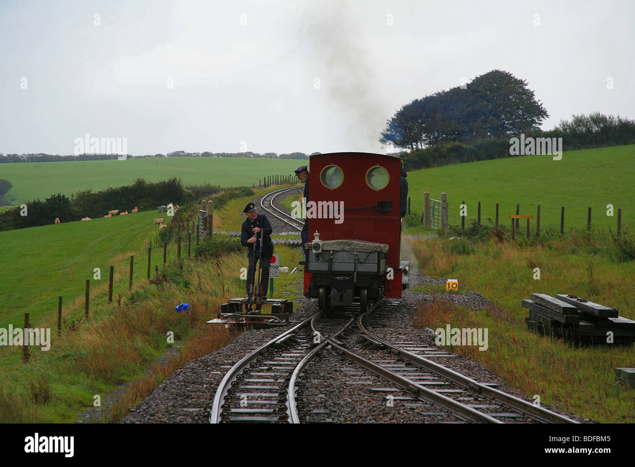 Il motore di vapore le spalle al suo treno in Killington Lane stazione sul Lynton & Barnstaple Railway, Devon, Inghilterra, Regno Unito Foto Stock Il motore di vapore le spalle al suo treno in Killington Lane stazione sul Lynton & Barnstaple Railway, Devon, Inghilterra, Regno Unito Foto Stock