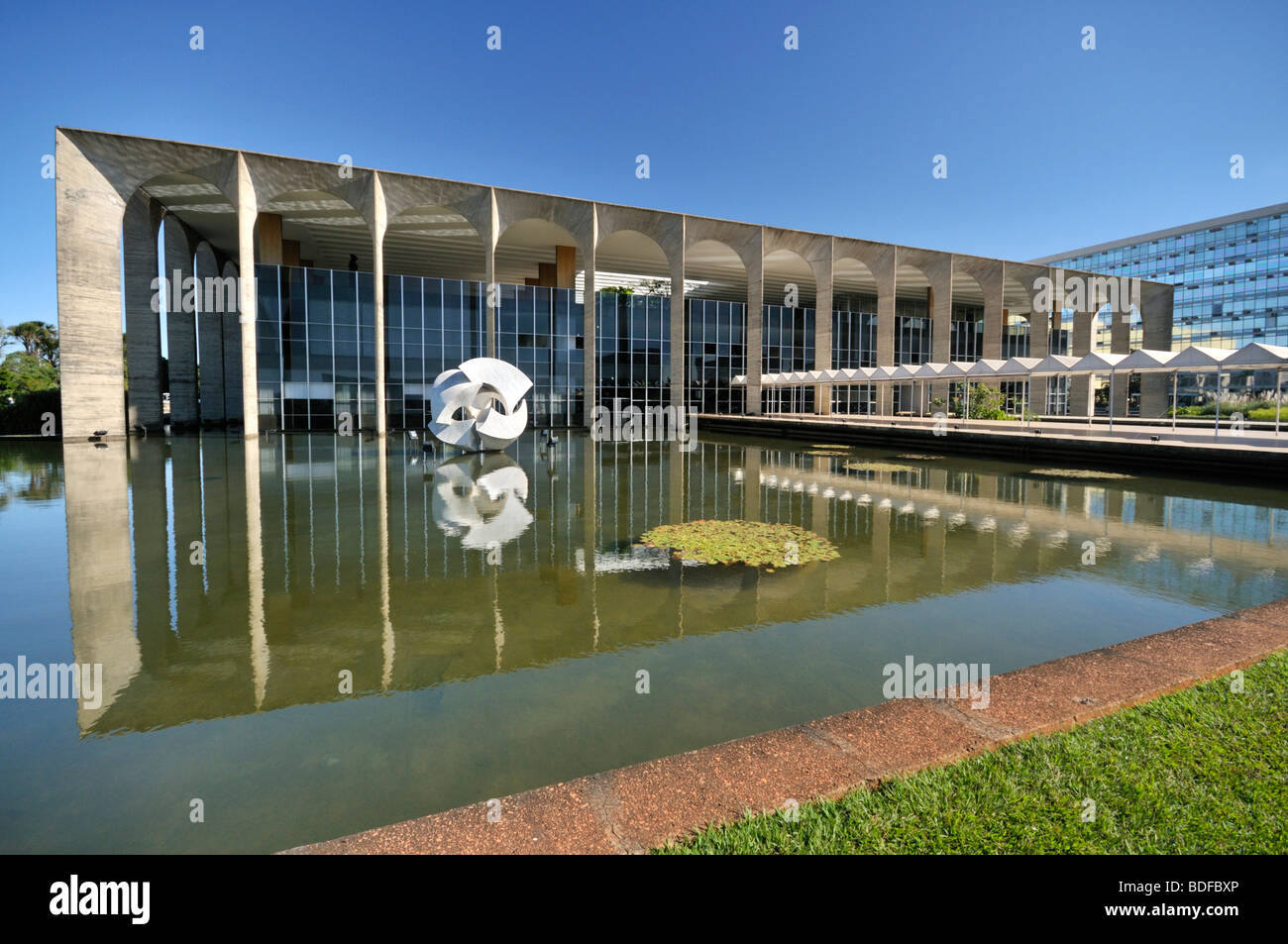 Itamaraty Palace, il Ministero degli Affari Esteri, progettato dall'architetto Oscar Niemeyer, Brasilia, Distrito Federal, Brasile Foto Stock