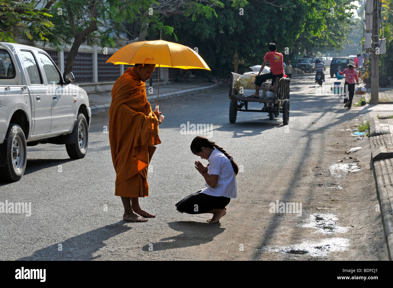 La devozione di un monaco mentre a chiedendo l elemosina, Binhabad, Phnom Penh, Cambogia, Asia Foto Stock