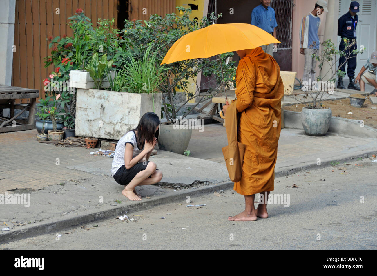 La devozione di un monaco mentre a chiedendo l elemosina, Binhabad, Phnom Penh, Cambogia, Asia Foto Stock