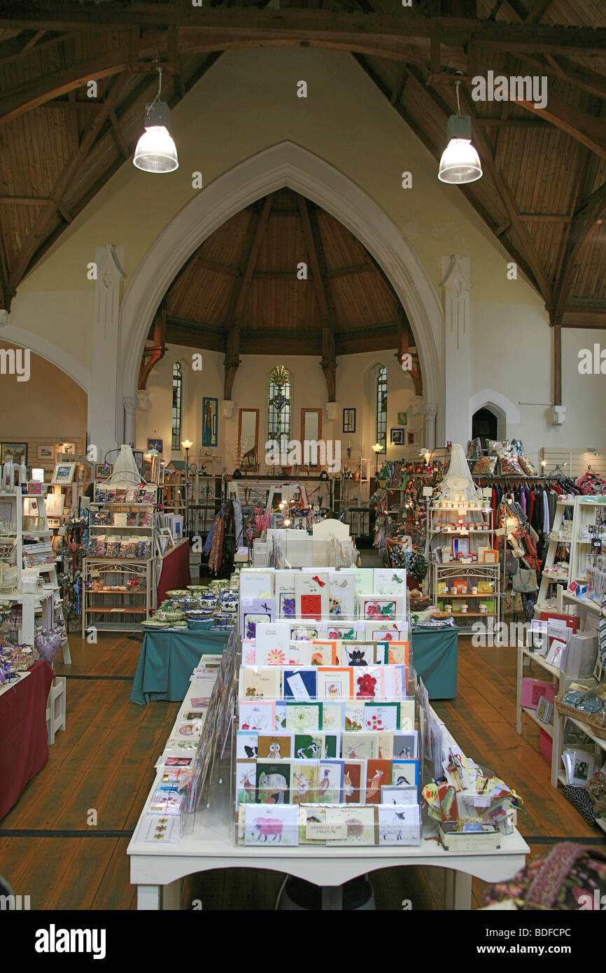 All'interno della valle di Lyn Arte e Artigianato Centro alloggiato in un convertito chiesa metodista in Lynton, Devon, Inghilterra, Regno Unito Foto Stock