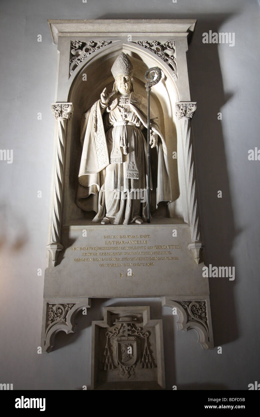 Una lapide commemorativa nella chiesa Frauenkirche, Lothar Anselm primo arcivescovo di Muenich Freising Foto Stock