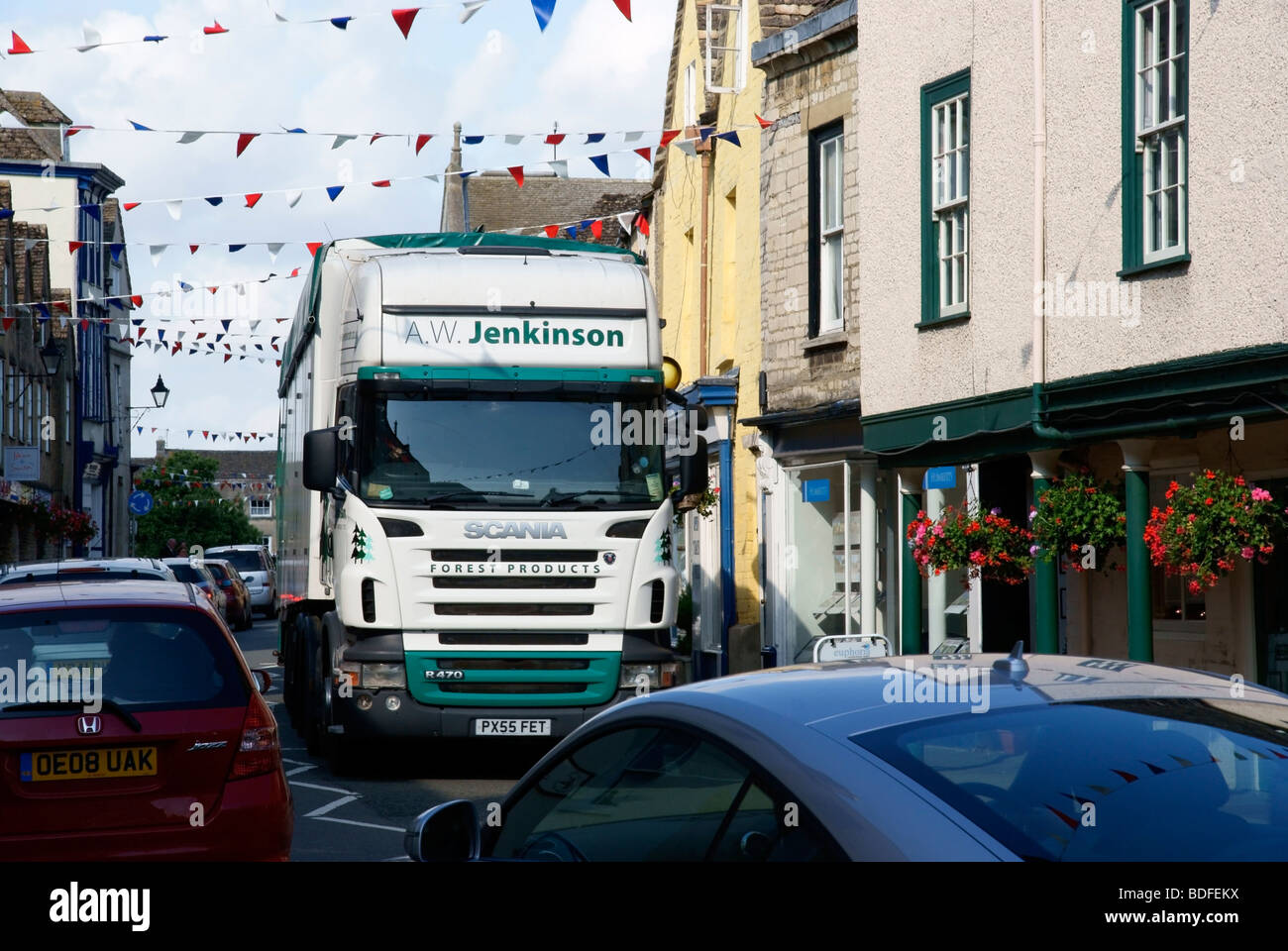 La congestione del traffico in un Cotswold città mercato Foto Stock