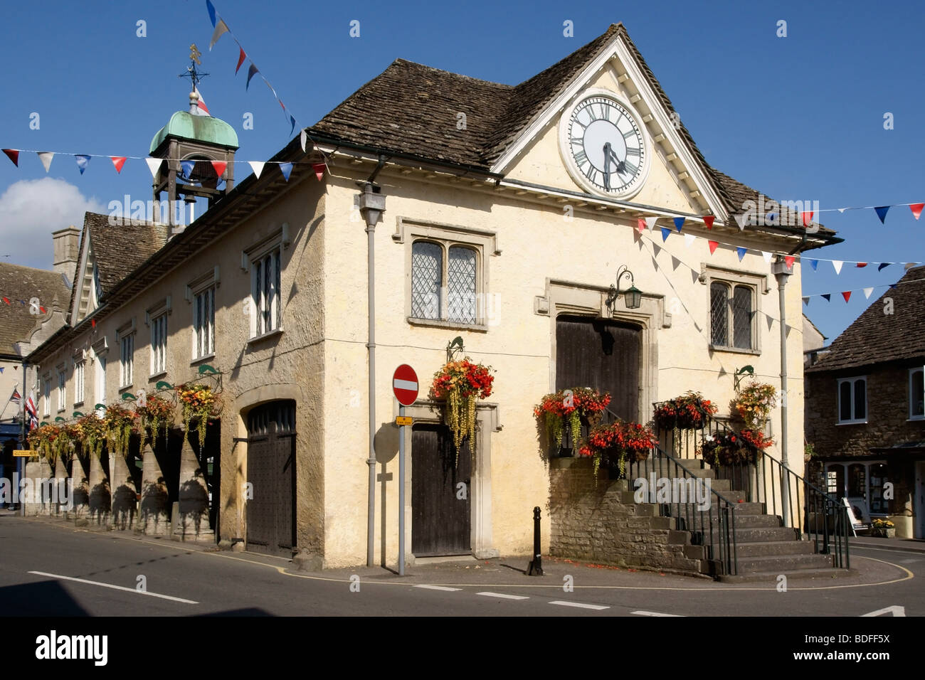 Tetbury Market Hall pontato in cesti floreali pendenti Foto Stock