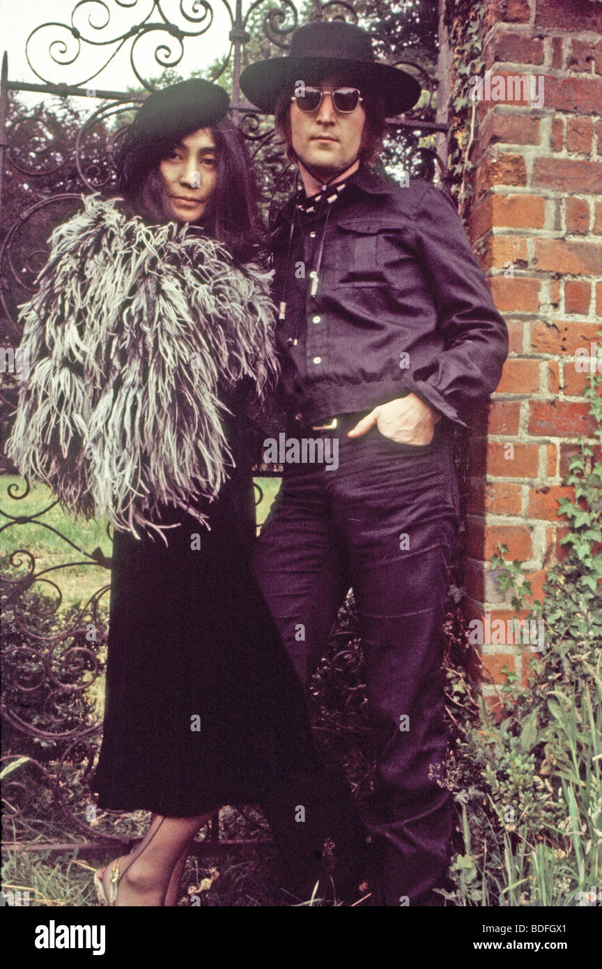 JOHN LENNON e Yoko Ono circa 1973 Foto Stock