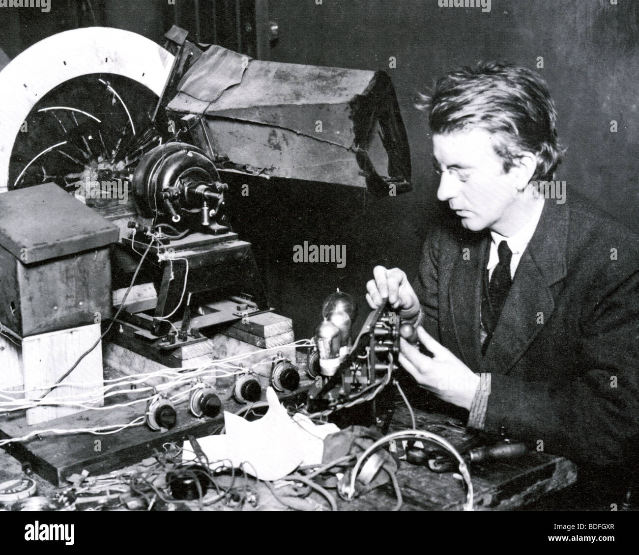 JOHN Logie Baird - Scottish inventore lavorando su una televisione circa 1934 Foto Stock