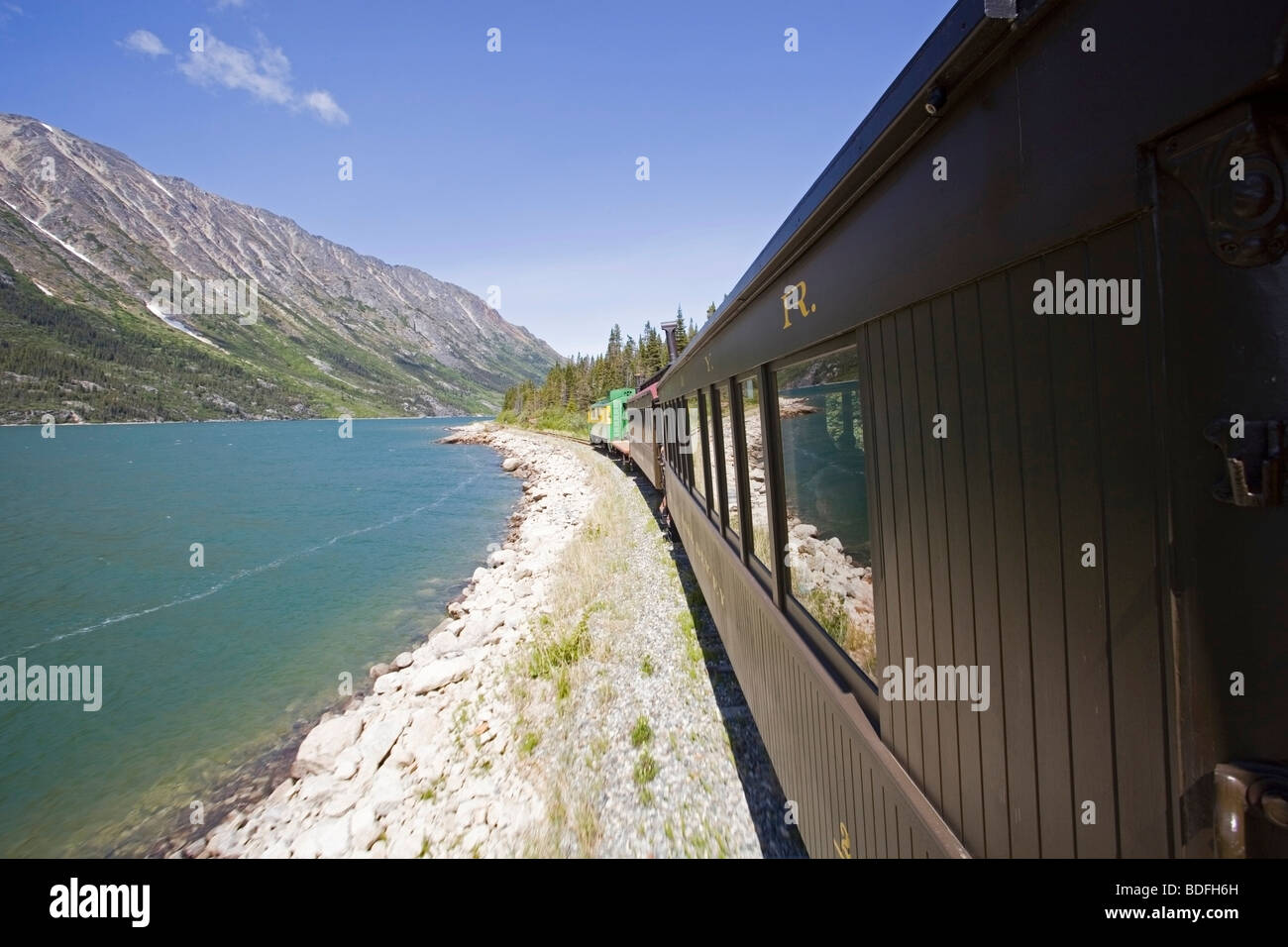 Storico White Pass e percorso Yukon treno che costeggia il lago Bennett verso Carcross, Klondike Gold Rush, Chilkoot Pass, Chilko Foto Stock