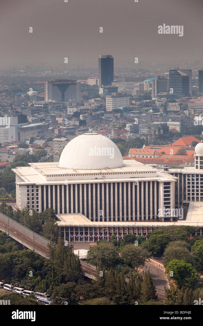 Indonesia, Java, Giacarta, Moschea Istiqlal dalla piattaforma di visualizzazione di Monas National Monument Foto Stock