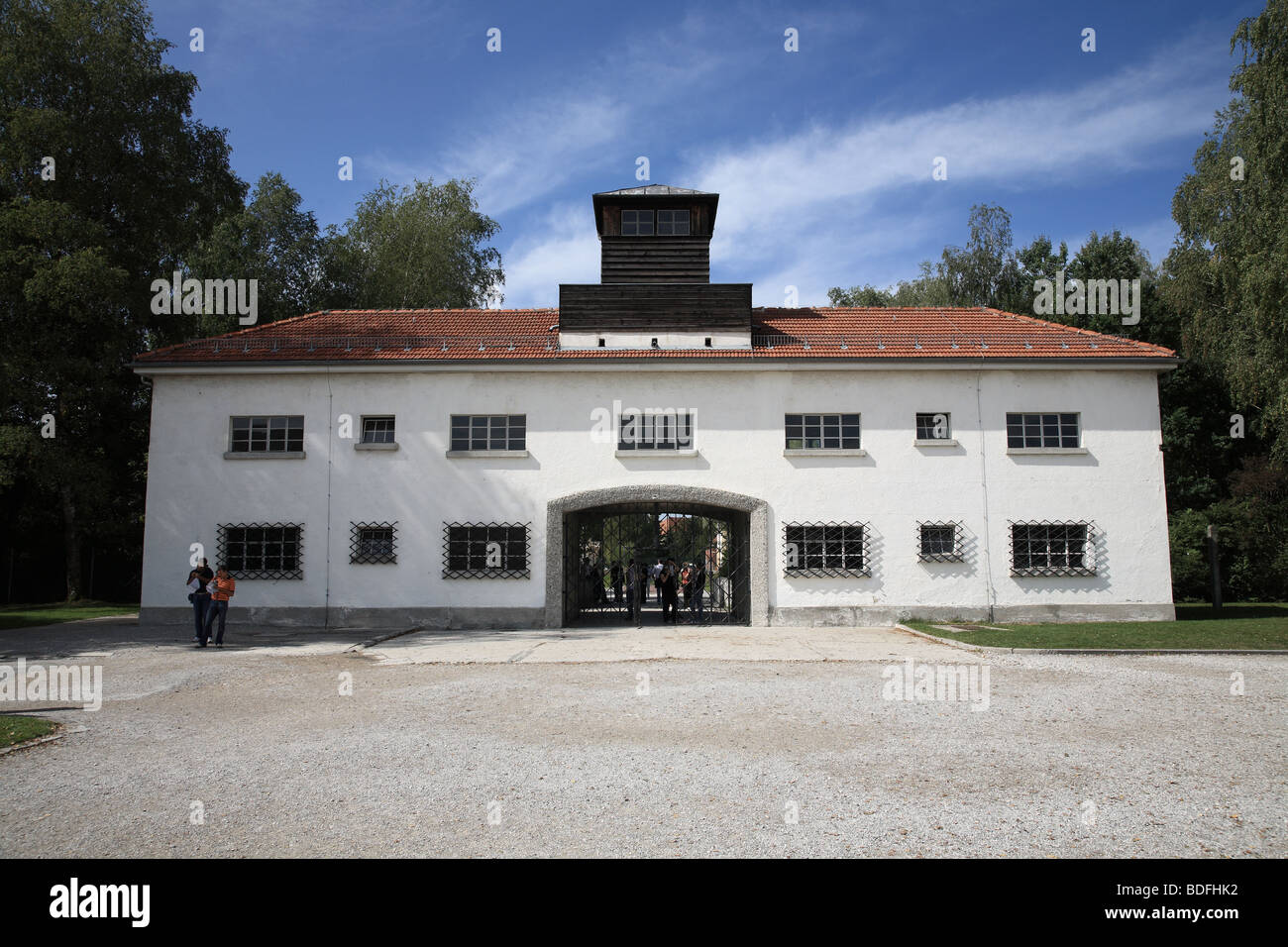 Vista del campo di concentramento di Dachau Memorial site Ingresso principale Foto Stock