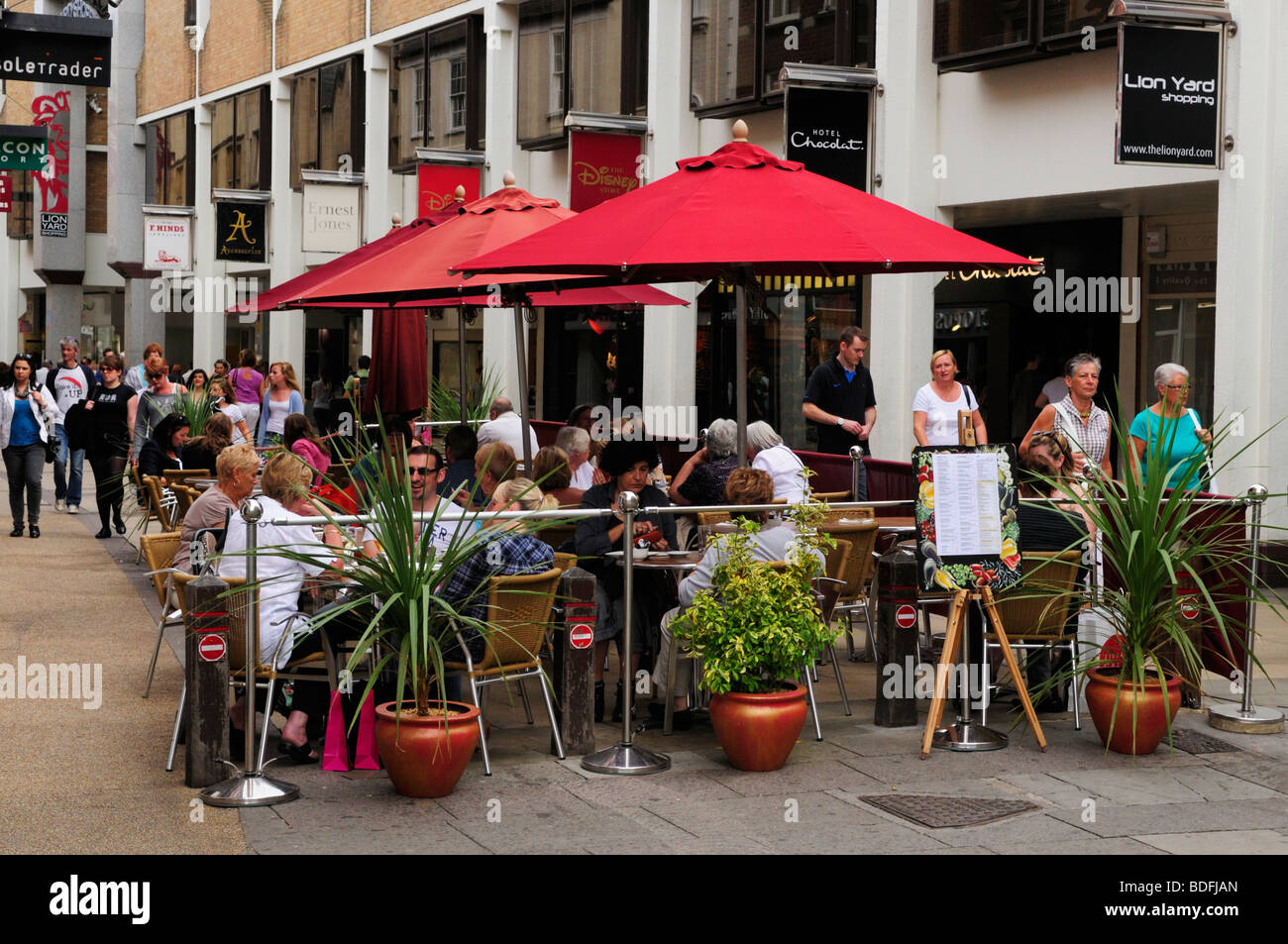 Stazione pavement cafe ristorante in Petty Cury Cambridge Inghilterra REGNO UNITO Foto Stock