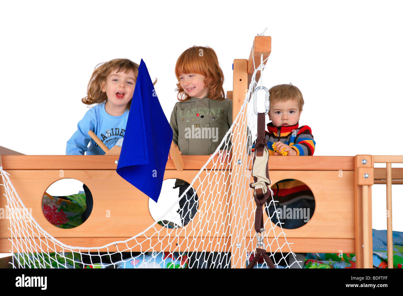 Bambini che giocano in una Billi-Bolli loft bed Foto Stock