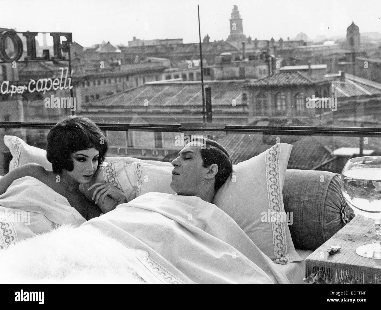 L ADULTERIO - STILE ITALIANO - 1966 film Titanus con Catherine Spaak e Nino Manfredi Foto Stock