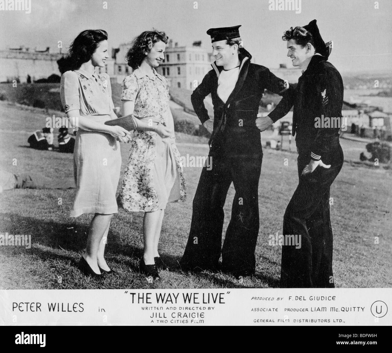 Il nostro modo di vivere 1946 due città film- un britannico e un marinaio americano incontra due ragazze inglesi Foto Stock
