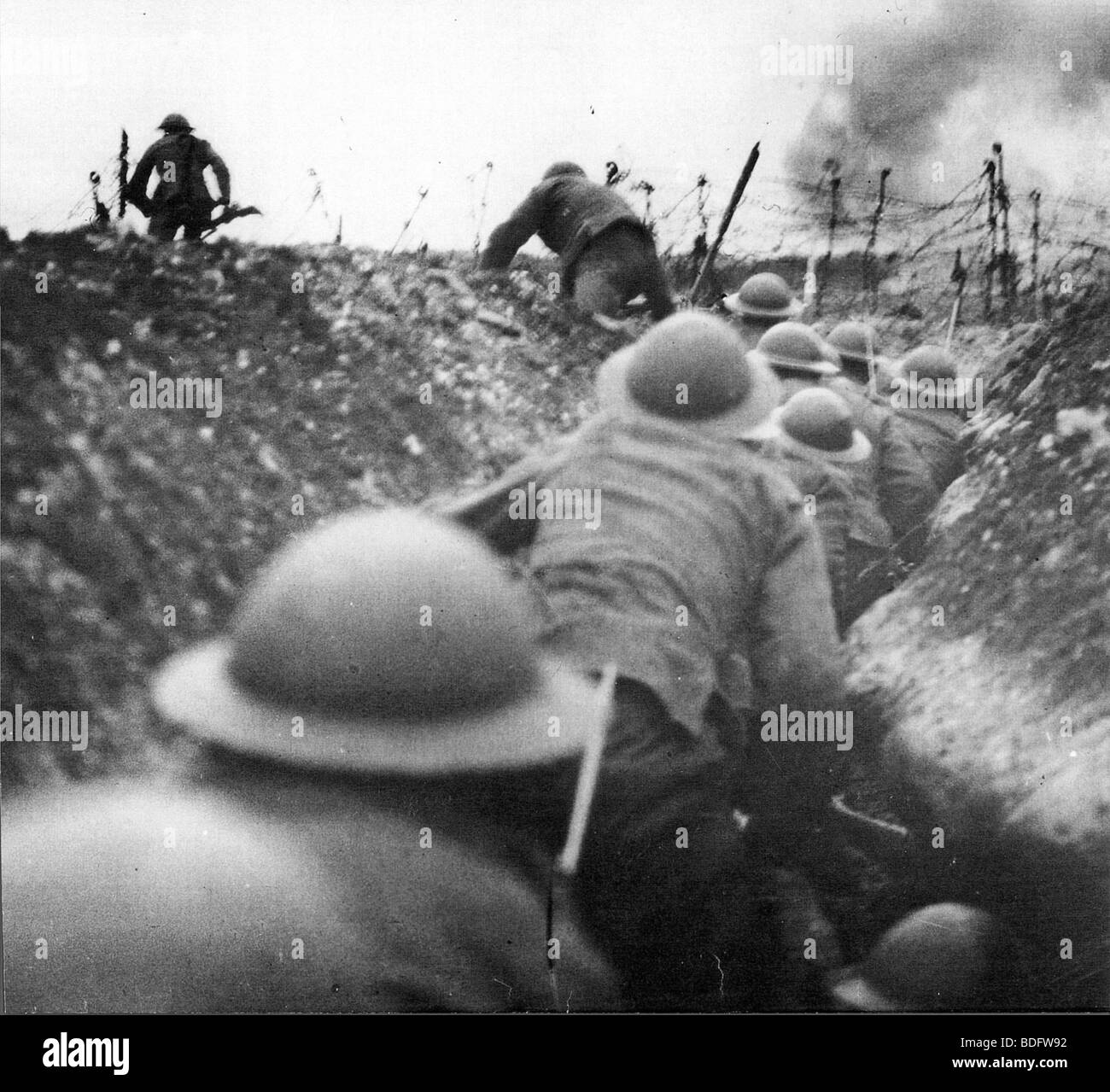 Battaglia di ARRAS 1917 9 fucili scozzese di seguire i loro officer al di fuori di un sistema a trench 6 Aprile 1917 - vedere la descrizione riportata di seguito Foto Stock