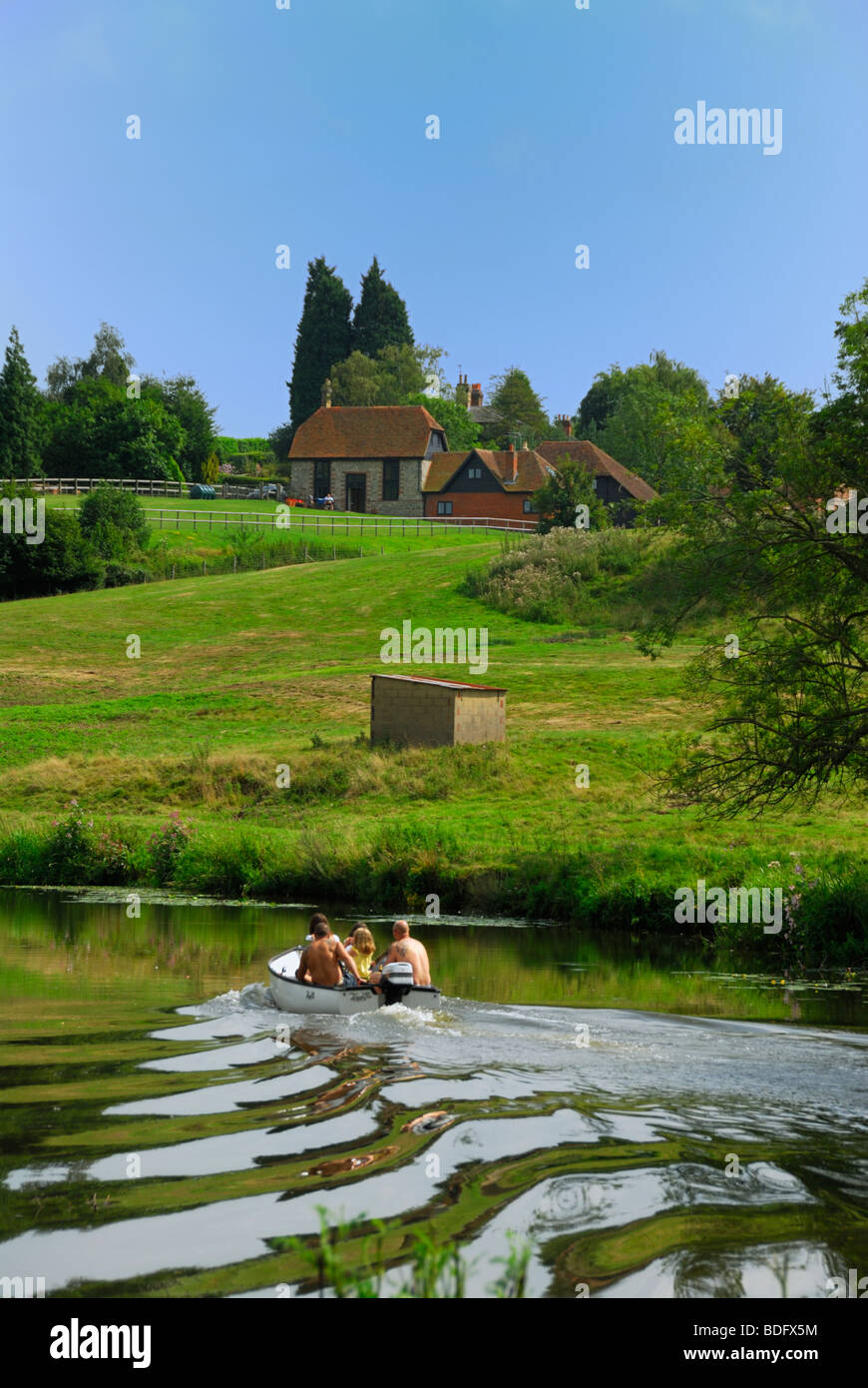 Vista di una barca e case dalle rive del fiume Medway Foto Stock