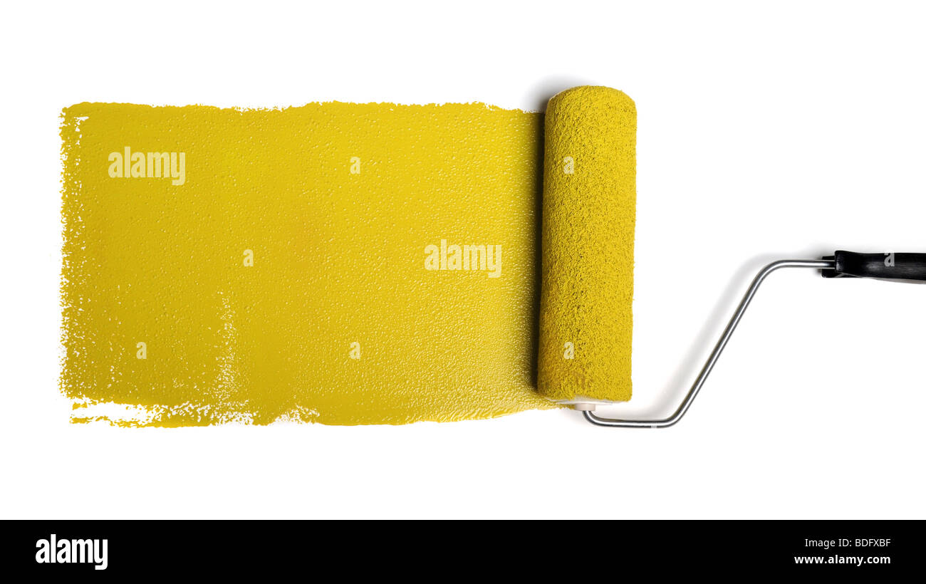 Rullo di vernice lasciando corsa di vernice di colore giallo su sfondo bianco Foto Stock