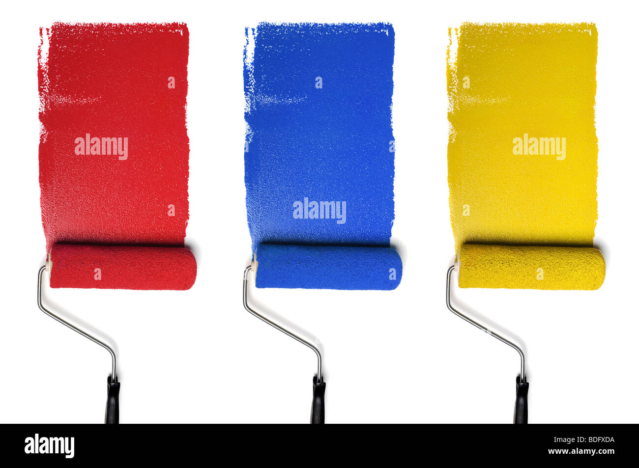 I rulli di verniciatura con colori primari isolati su sfondo bianco Foto Stock