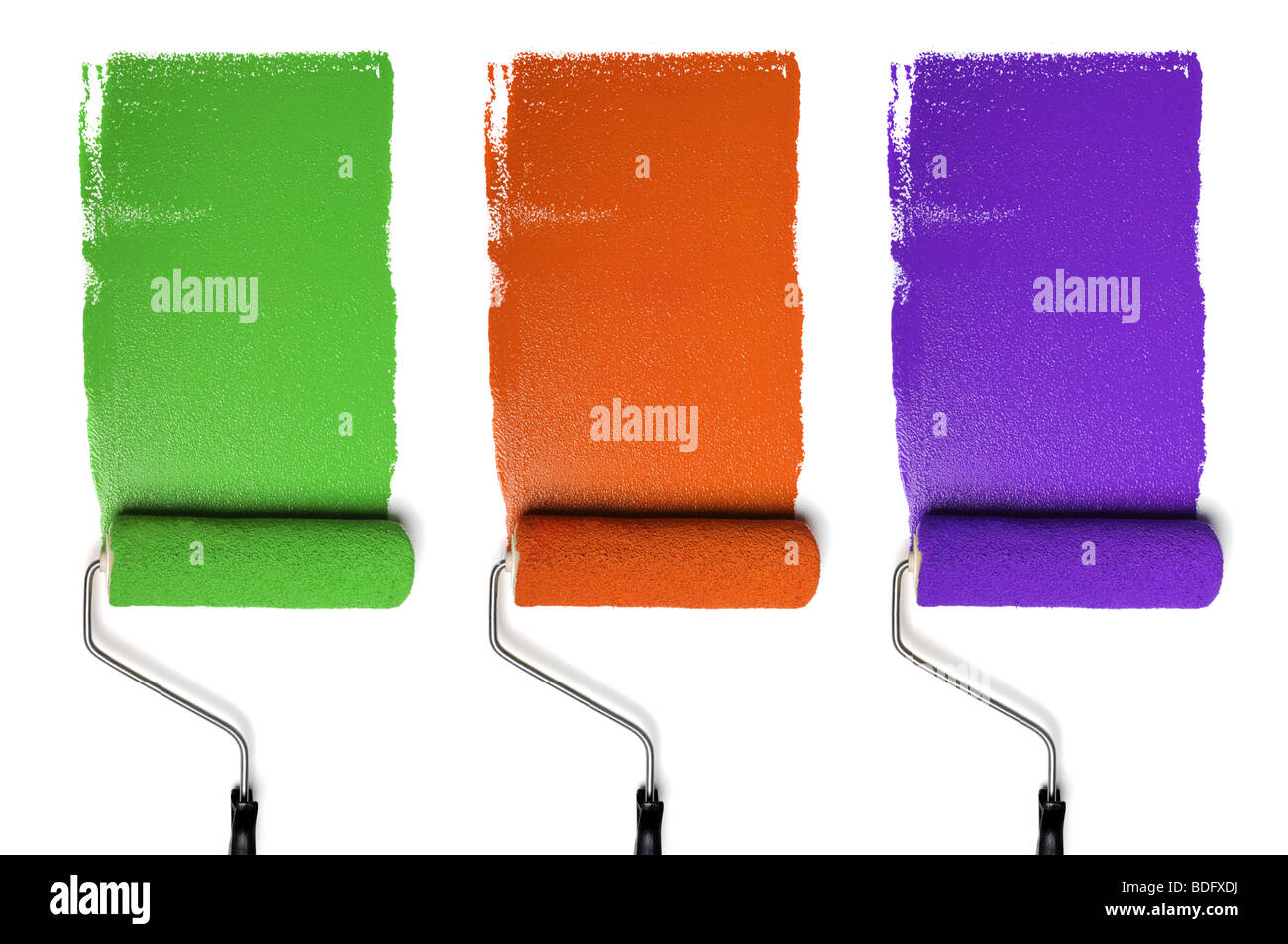 I rulli di verniciatura con colori secondari isolati su sfondo bianco Foto Stock