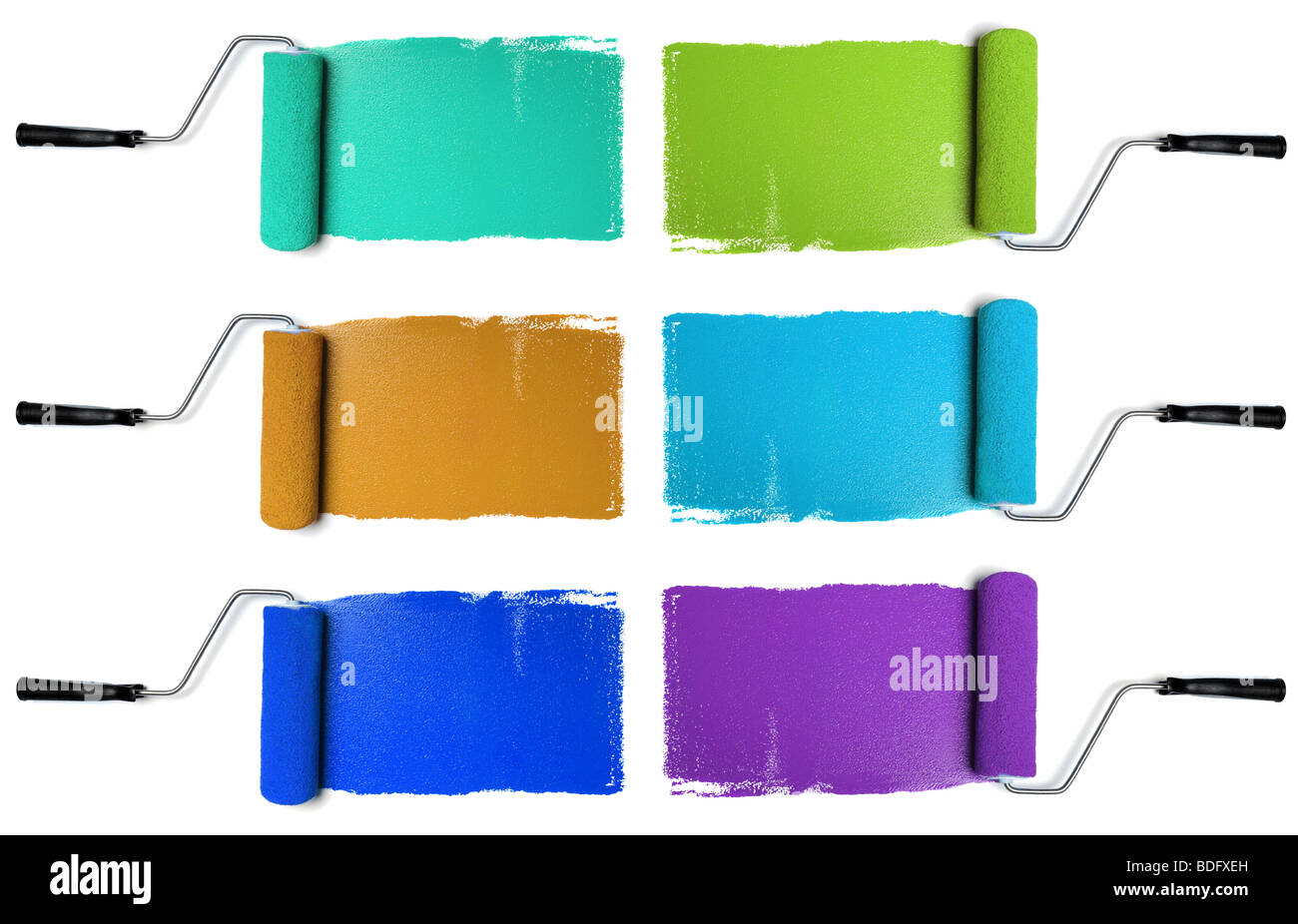 I rulli di verniciatura con vari colori isolate su sfondo bianco Foto Stock