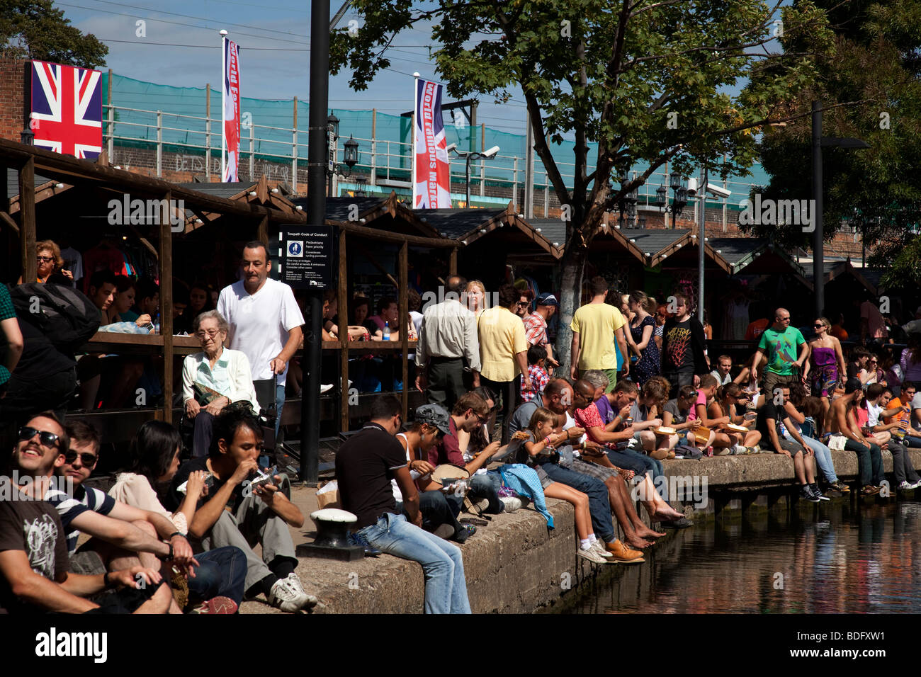 Scena di strada su una intensa giornata estiva a Camden Market, Londra. Camden Lock è un affollato appendere fuori per giovani londinesi e turisti. Foto Stock