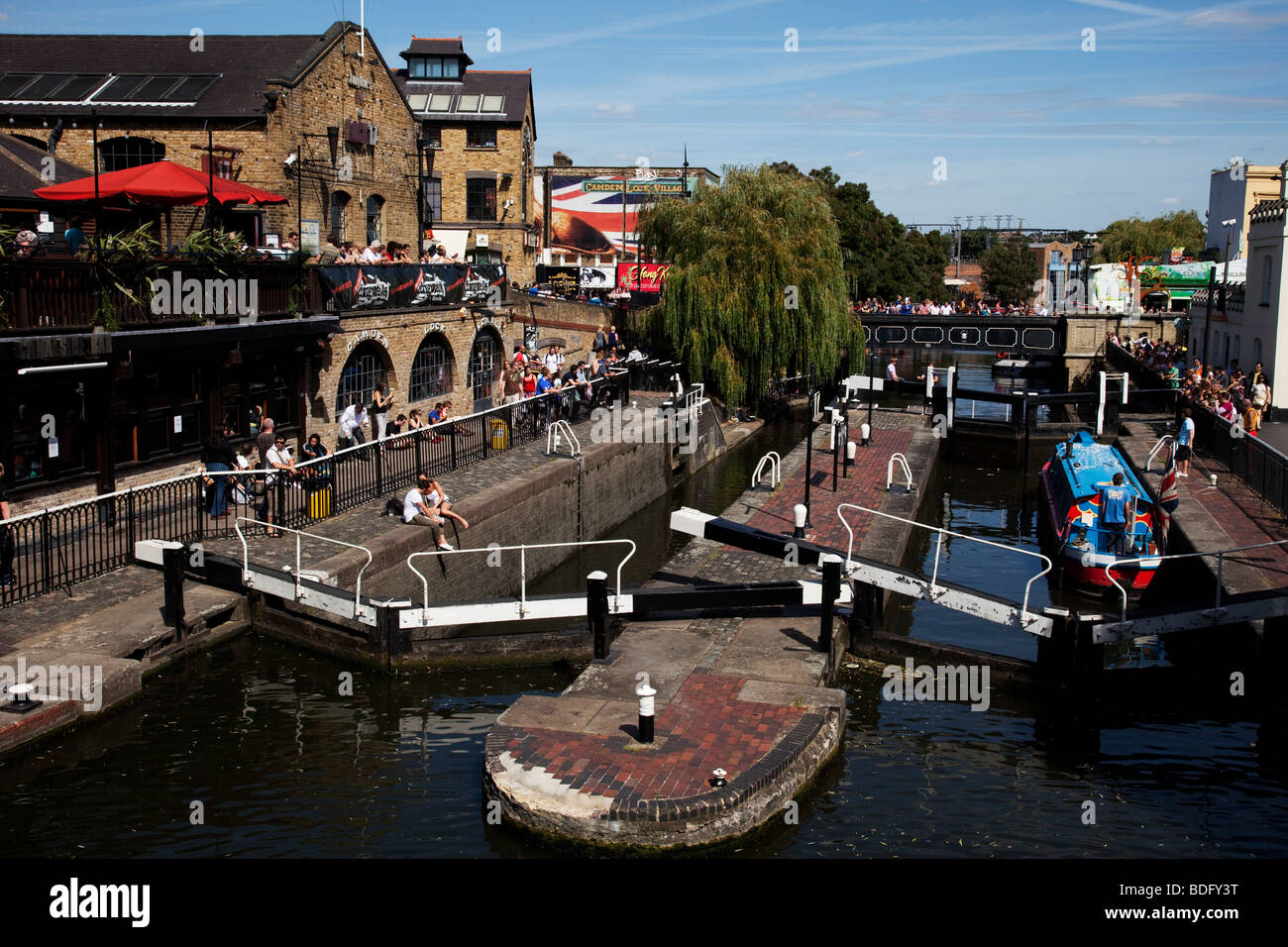 Giorno di estate a Camden Lock, a nord di Londra. Il mercato di Camden è un affollato appendere fuori per giovani londinesi e turisti. Foto Stock