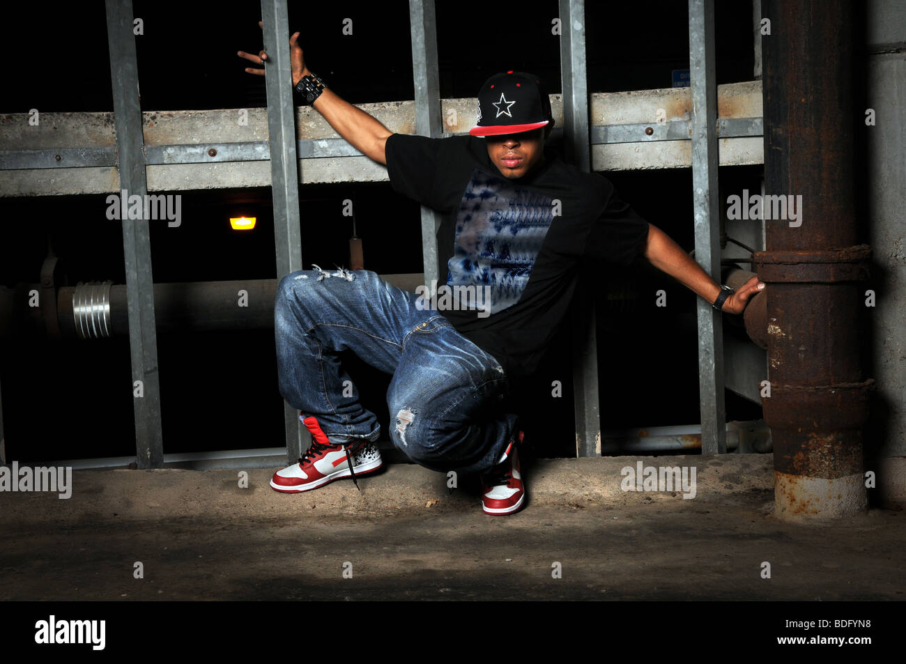 African American hip hop ballerino di eseguire nel vecchio edificio Foto Stock