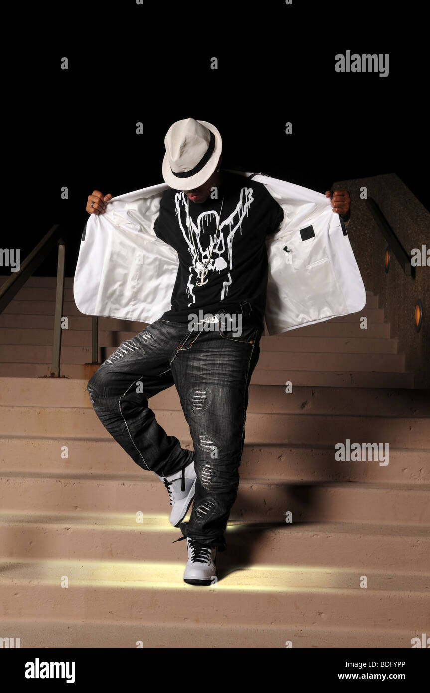 African American hip hop ballerino di eseguire su scale Foto Stock