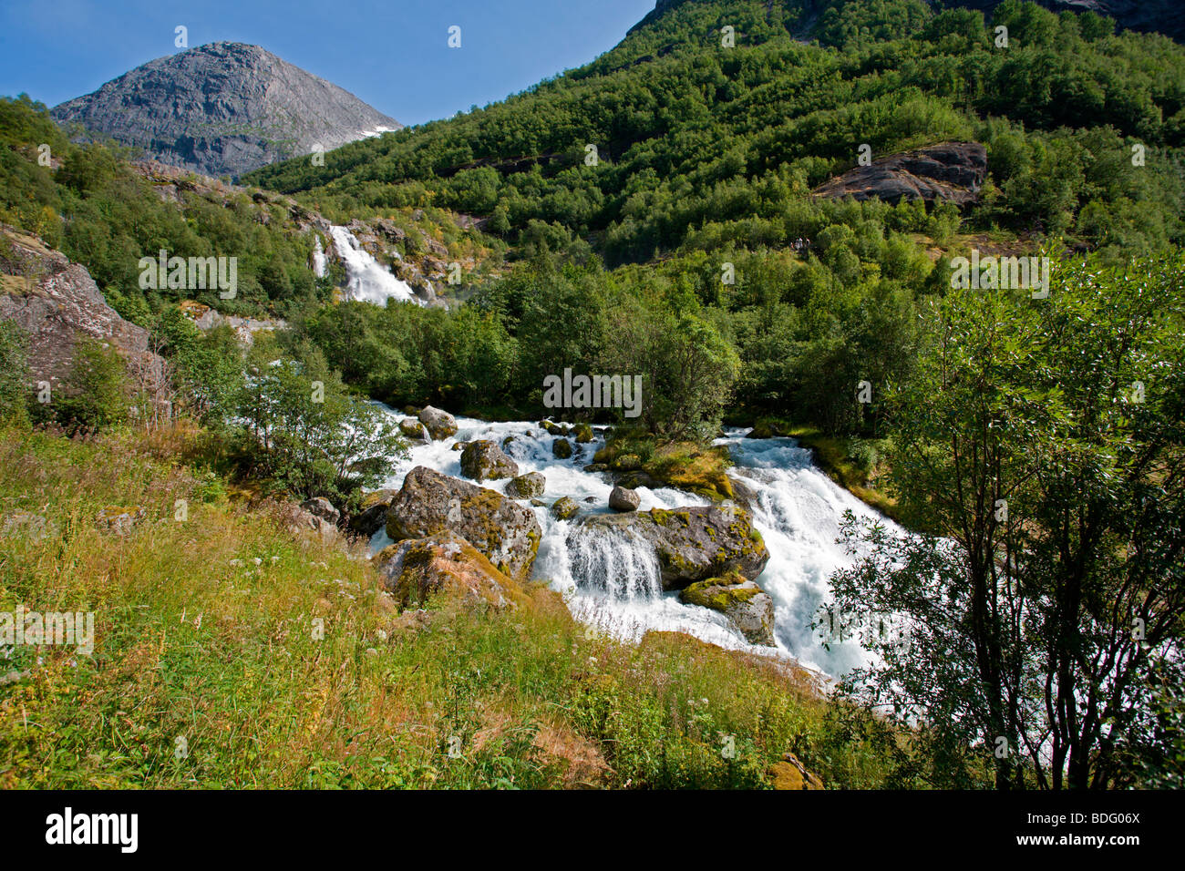 Jostedalsbreen Parco Nazionale: Cascata vicino al Ghiacciaio Briksdal Foto Stock