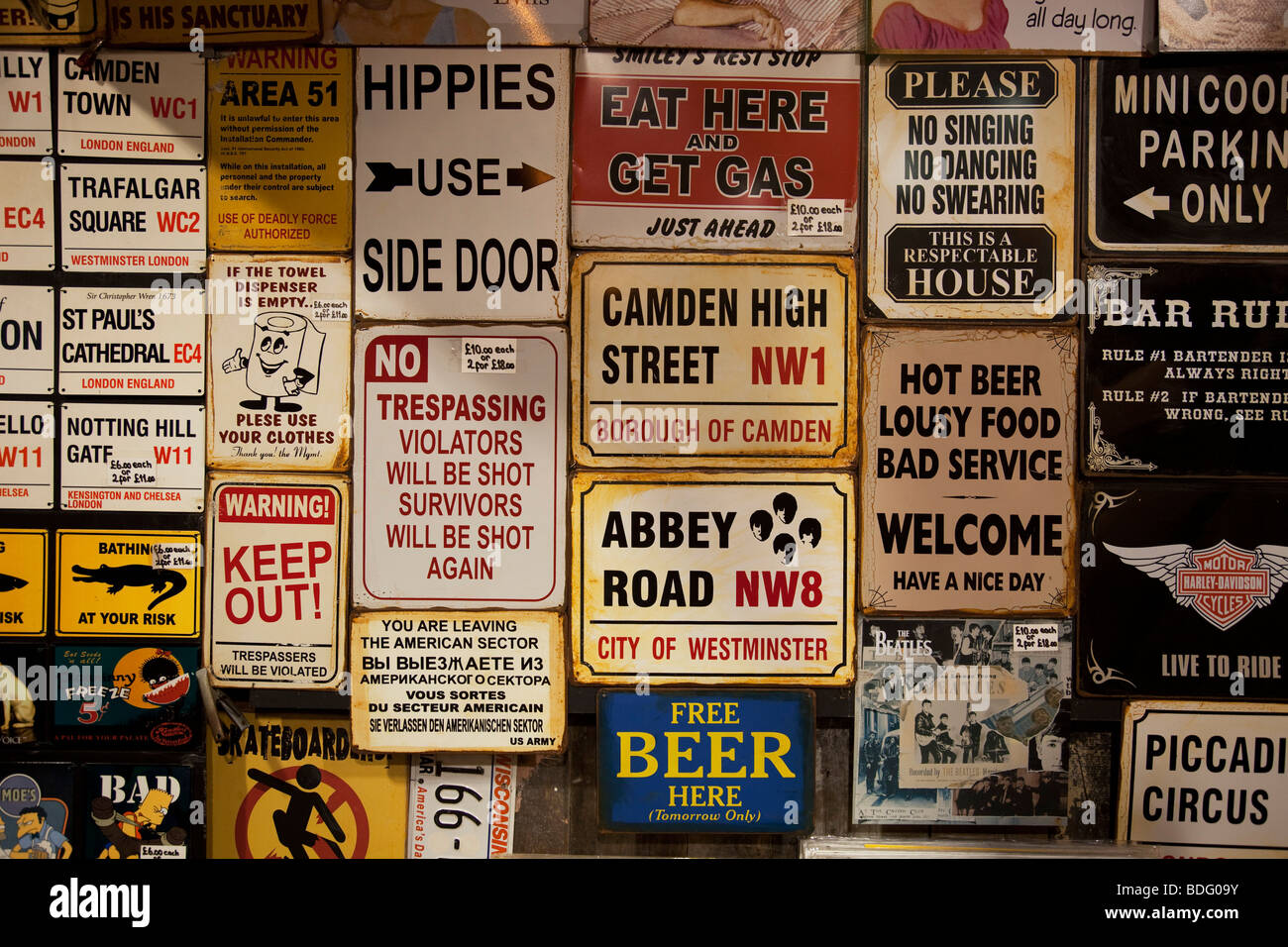 Vecchie indicazioni per la vendita al mercato di Camden, Londra. Foto Stock