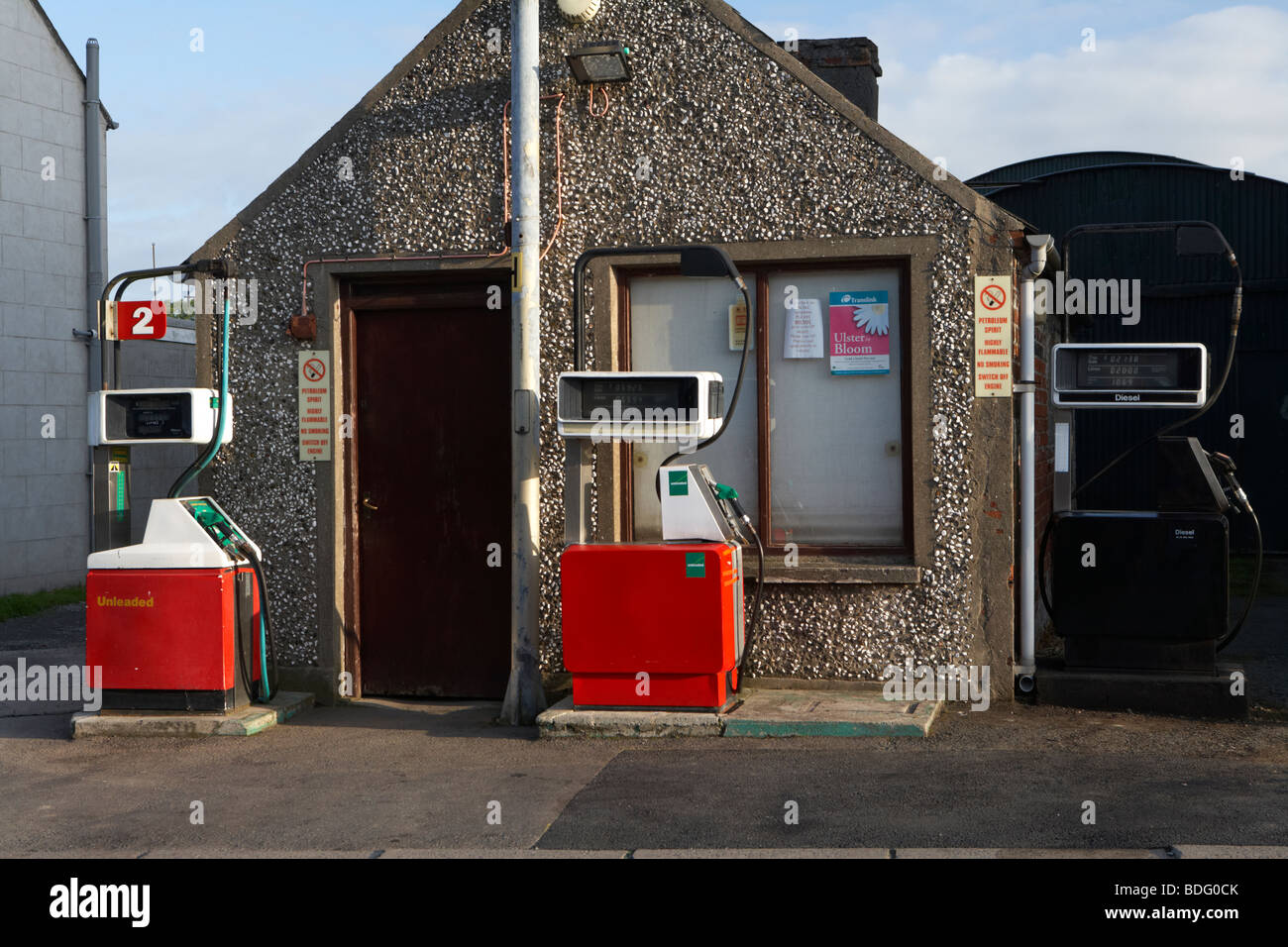 La benzina e il gasolio pompe di carburante al di fuori del tradizionale piccolo garage in un villaggio irlandese contea di Down Irlanda del Nord Regno Unito Foto Stock