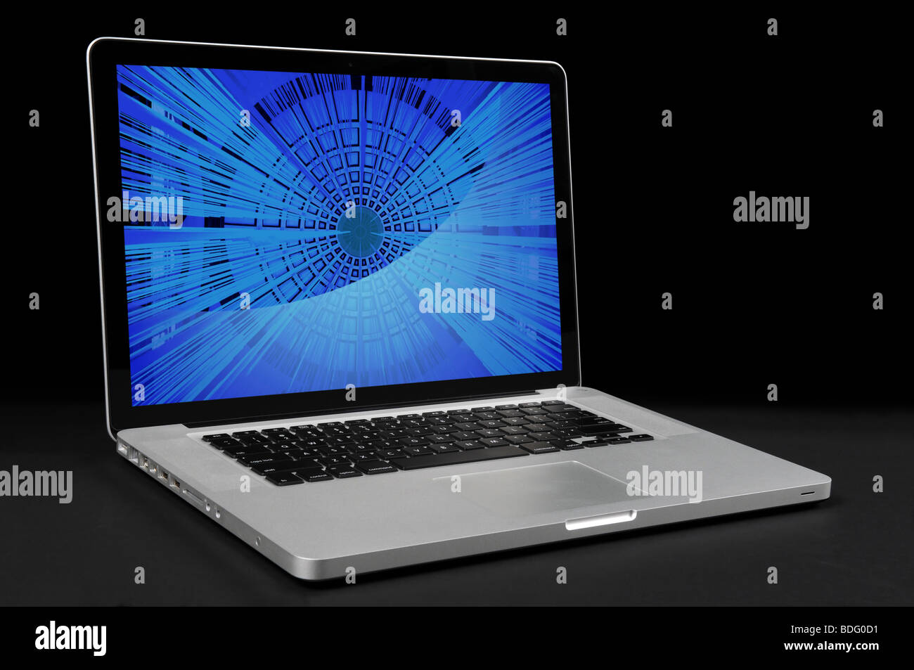 Computer portatile con su sfondo scuro Foto Stock